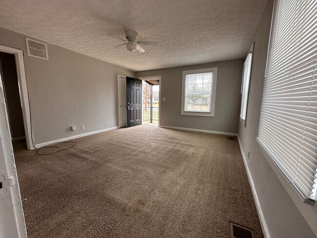 Building Photo - 2-Bedroom 1-bath house Great Location