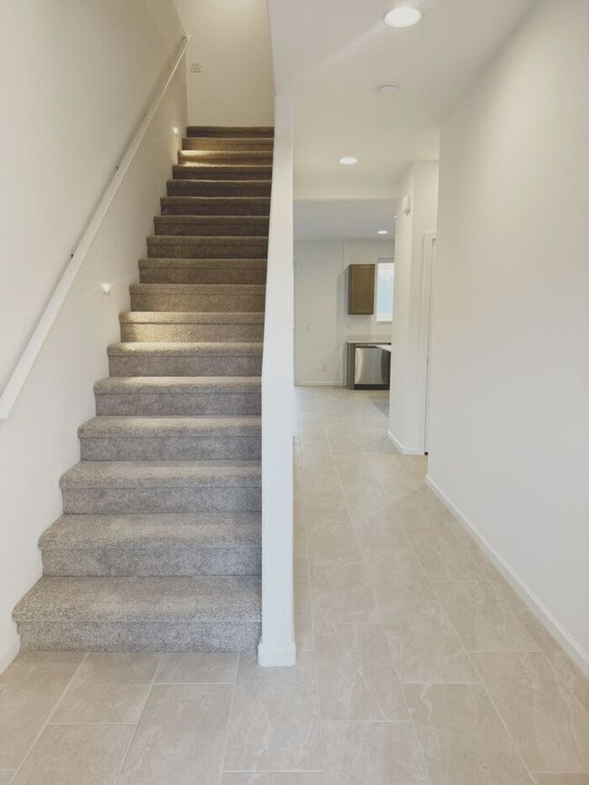 Building Photo - NEW 5 BEDROOM 3 BATHROOM HOME AVILABLE FOR RENT!