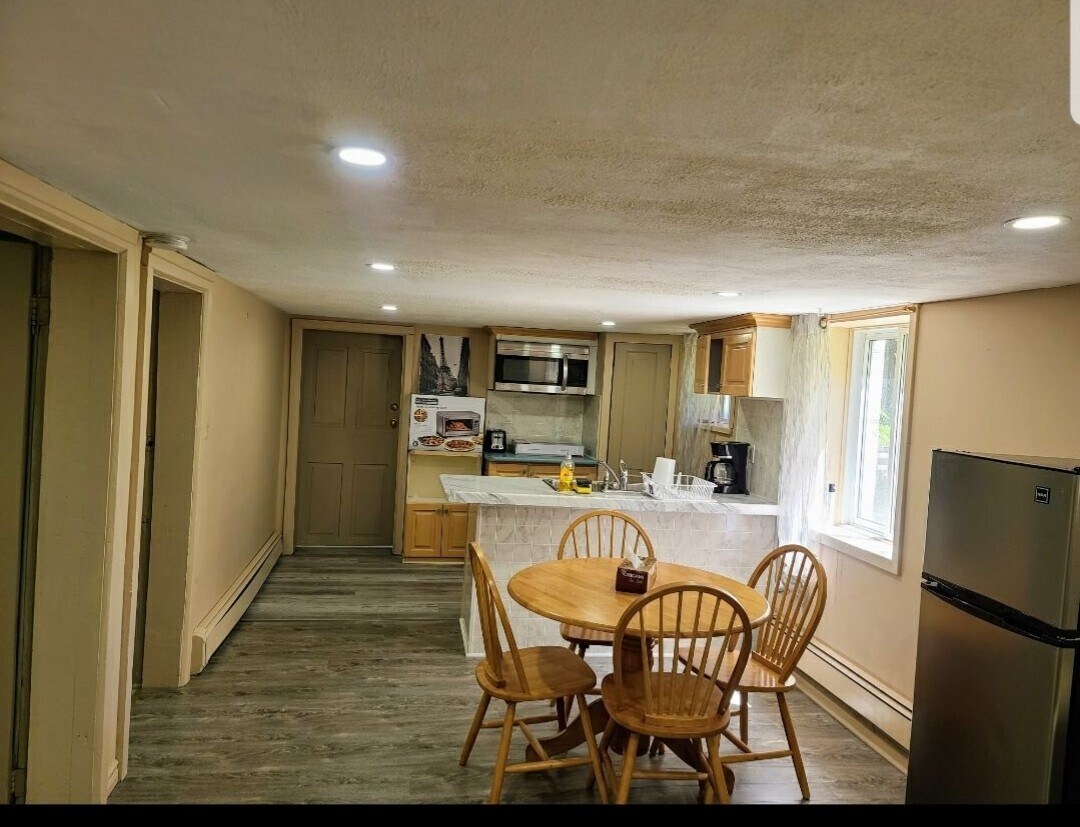 bsmt 3bd/r unit shared living room - 117 Albert St