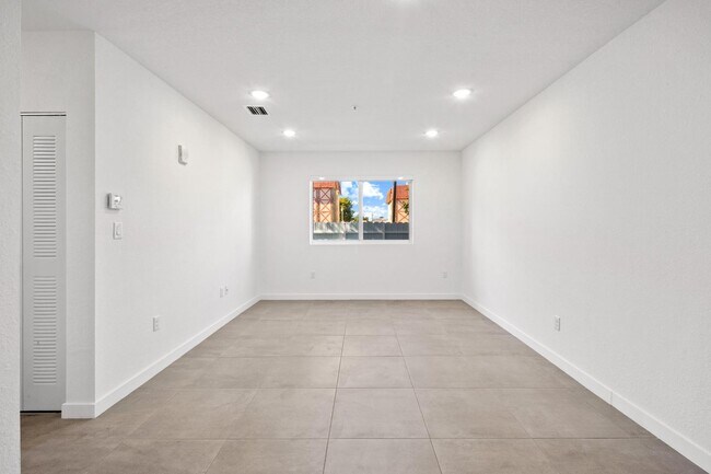 Foto del edificio - 1295 W 69th St