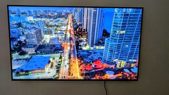Televisor inteligente Samsung montado en la pared - 130 17th St N