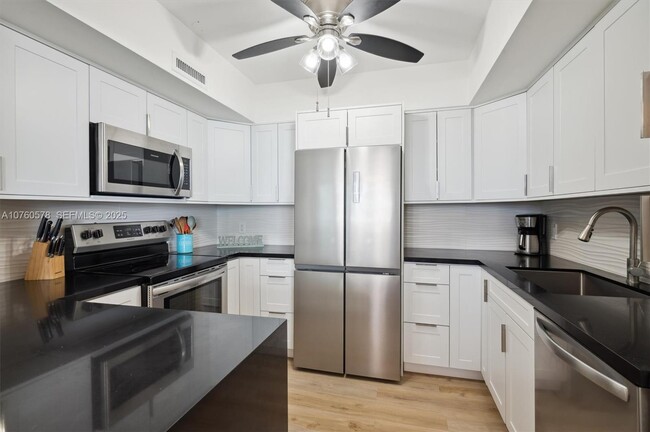 Building Photo - 3505 S Ocean Dr