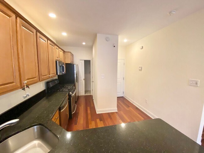 Building Photo - Spacious 3-Bedroom, 2-Bath Apartment in Gr...