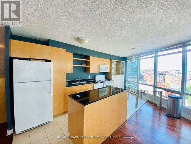 Building Photo - 373 Front St W