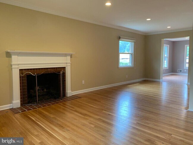 Foto del edificio - 1334 Mayflower Dr