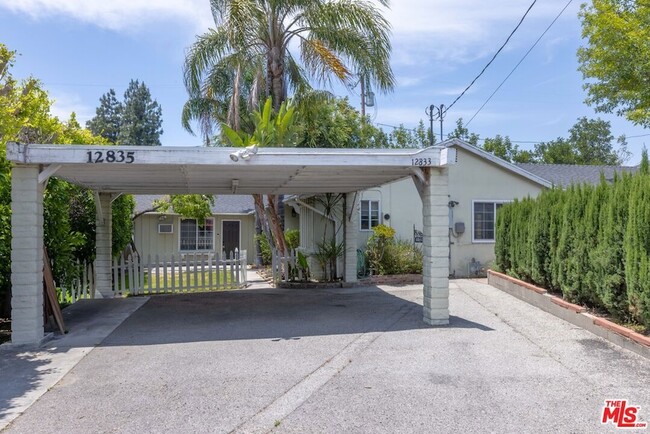 Building Photo - 12833 Delano St