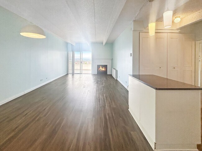 Foto del edificio - $0 DEPOSIT OPTION. SPACIOUS 12TH-FLOOR 1-B...