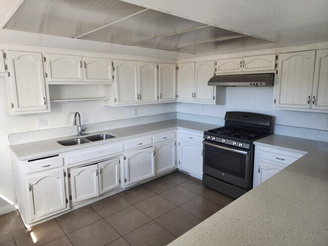 Building Photo - 4122 Floral Dr