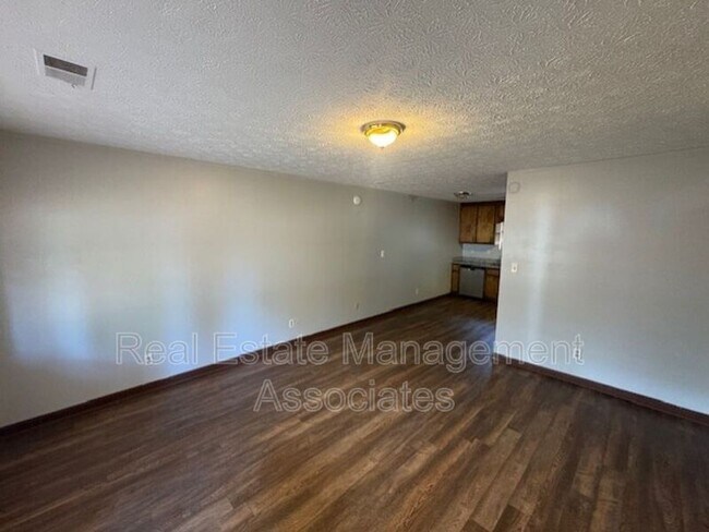 Foto del edificio - 295 Wood Rd