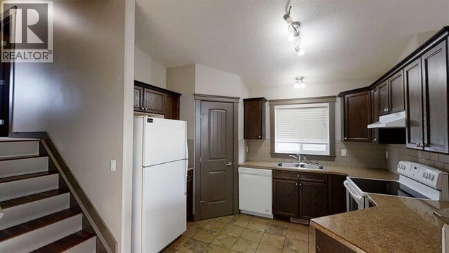 Photo du bâtiment - 11246-1175A 75a Ave