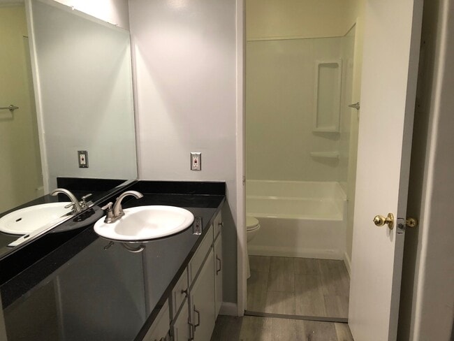 Foto del edificio - Amazing 1BD/1BA Condo in Prime Woodland Hi...