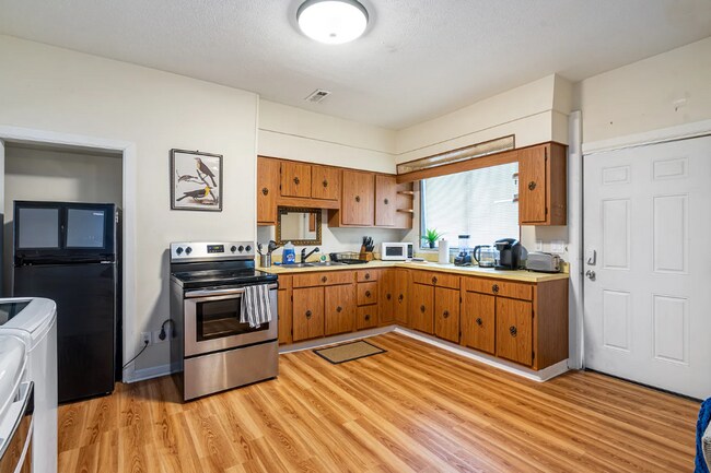 Building Photo - *Recently Updated 2BD/1BA Apartment availa...