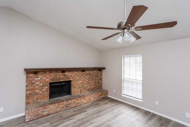 Building Photo - 2410 Bentley Dr