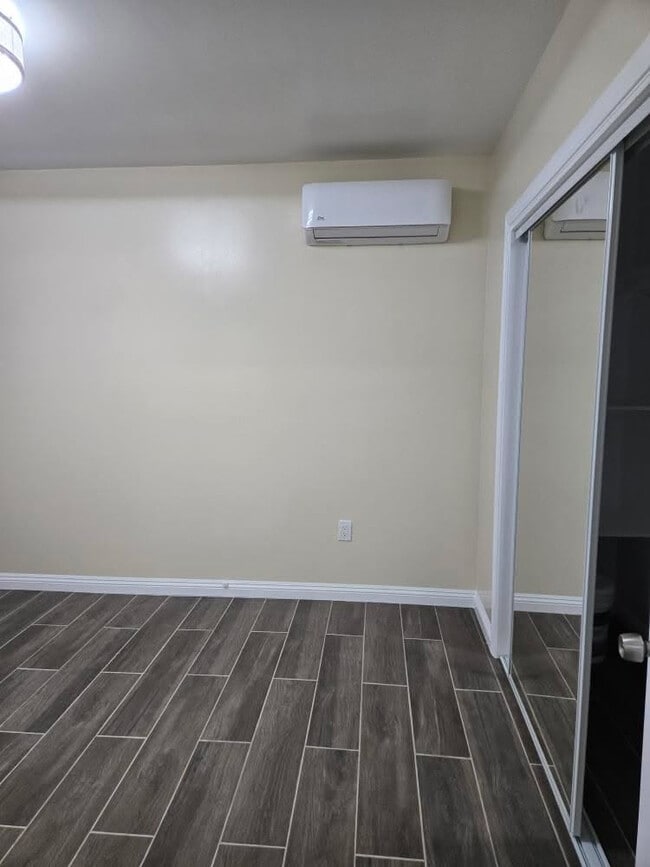 10x17 bedroom - 2722 W 73rd St