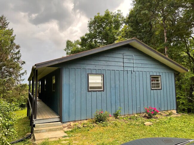 Exterior con revestimiento de madera - 3724 Warden Branch Ln