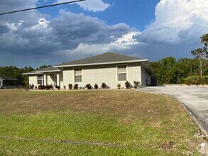 Building Photo - 145 SW Hawthorne Cir