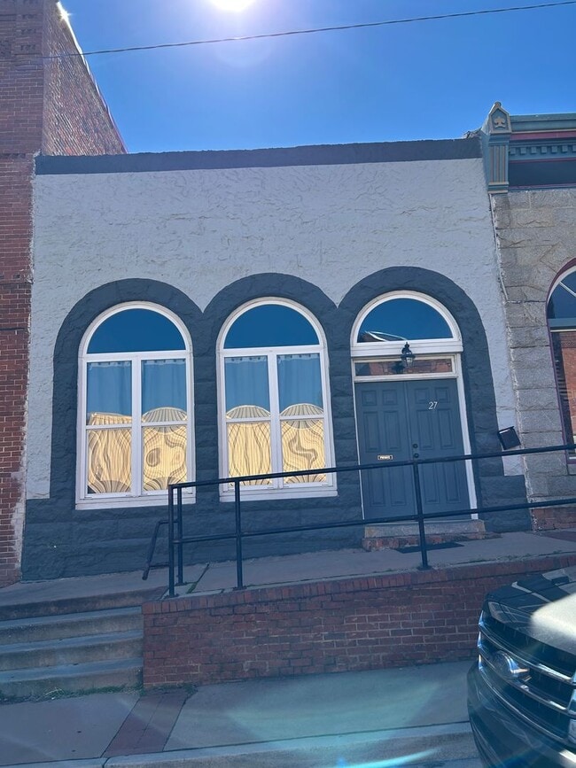 Building Photo - 27 W Oak St