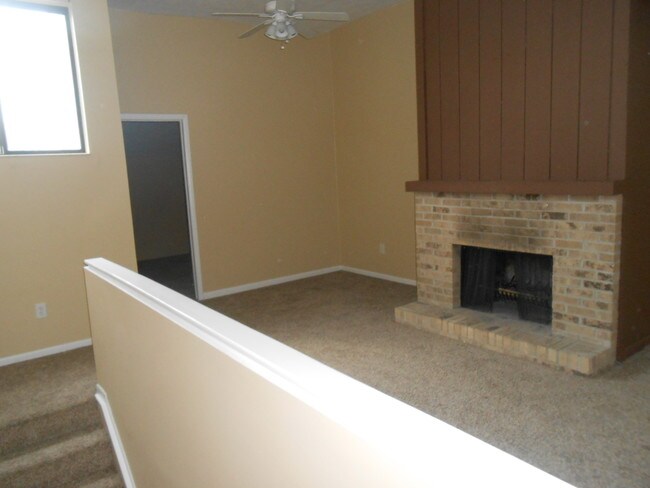 Building Photo - 2548 W Village Dr