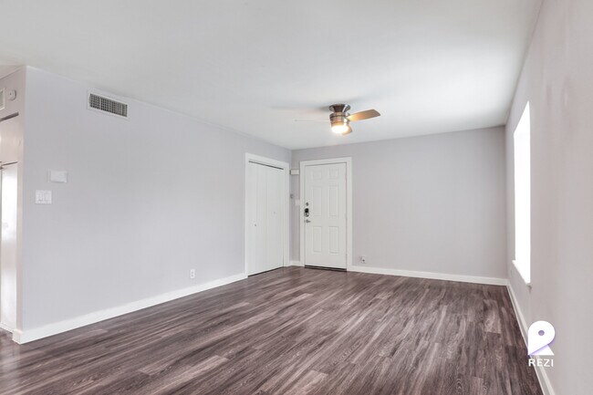 Building Photo - 5005 Manor Rd