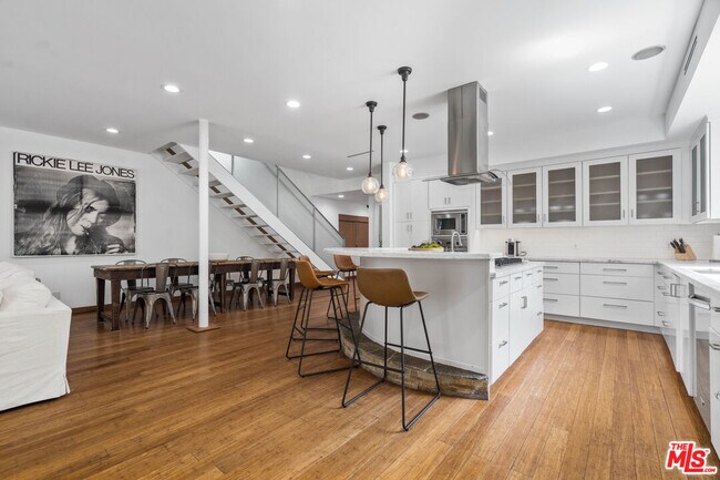 Foto del edificio - 818 Crestmoore Pl