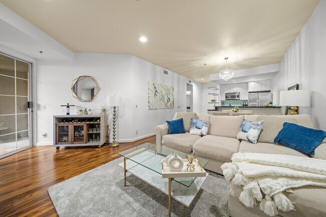 Foto del edificio - 585 N Rossmore Ave