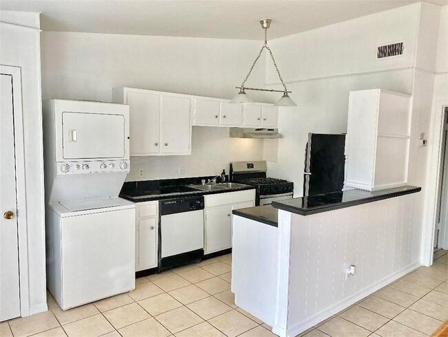 Building Photo - 614 W 51st St