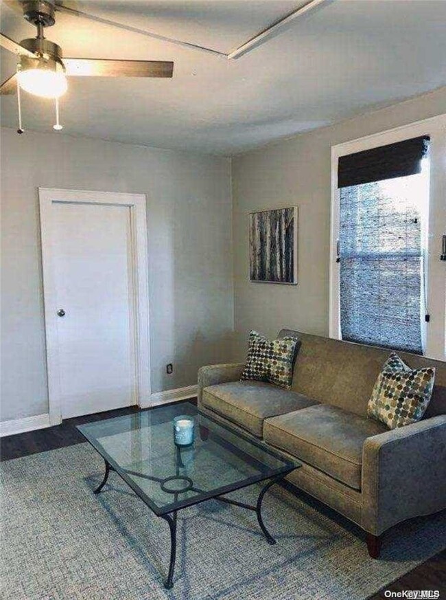 Foto del edificio - 322 Hempstead Ave