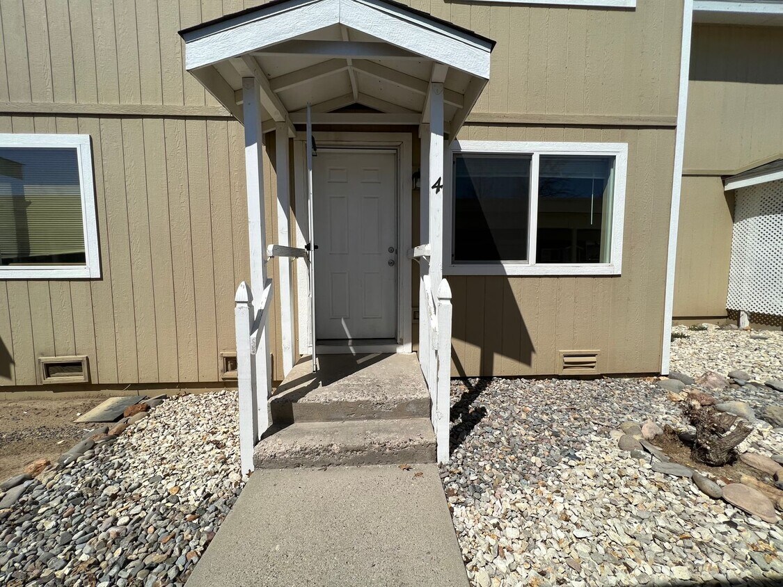 1265 Redwood Cir, Gardnerville, NV 89460 Townhome Rentals in