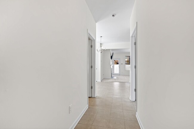 Foto del edificio - Spacious 4-Bedroom End-Unit Townhome in a ...