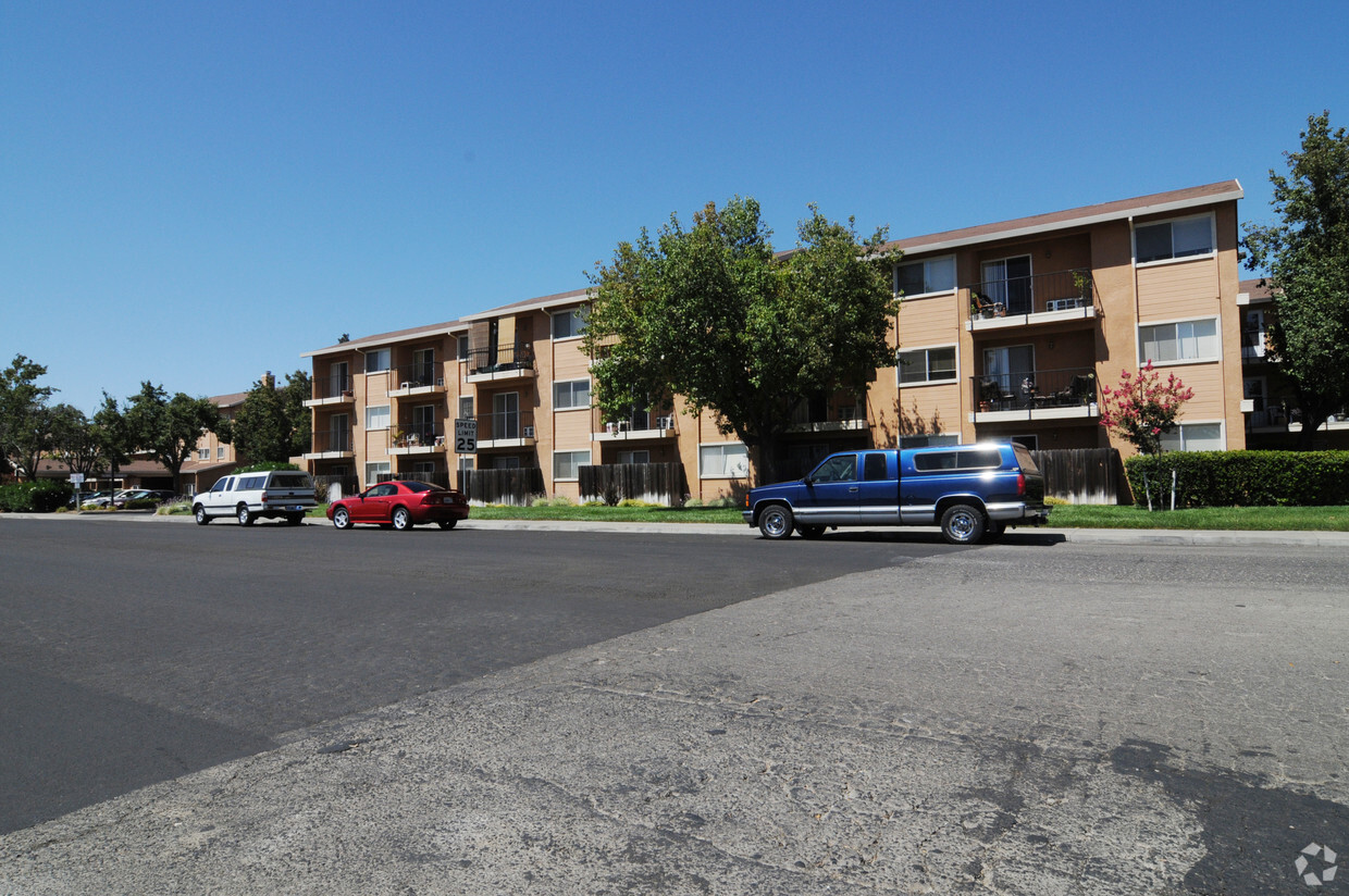 Foto del edificio - Courtside Towers Apartments