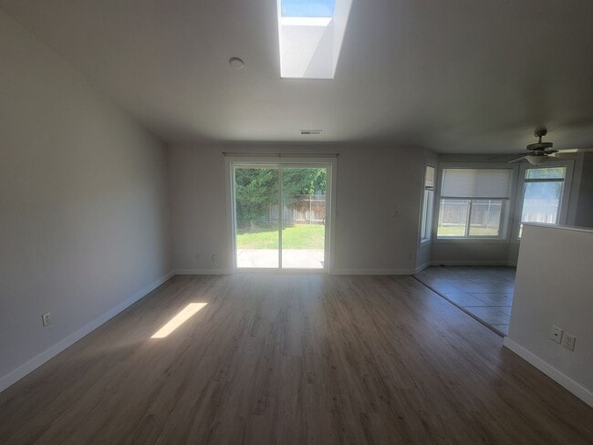 Building Photo - 4-Bedroom Gem in Pasco – Fresh Paint, New ...