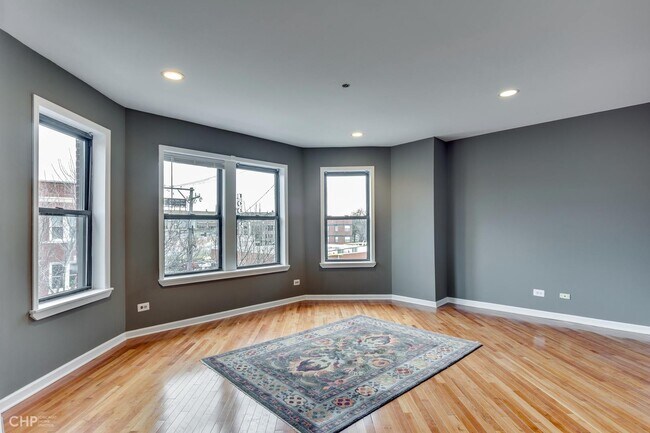 Building Photo - 2714 N Sawyer Ave