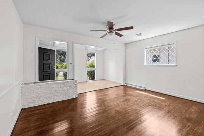 Building Photo - Charming 4 Bedroom 2 Bathroom Home