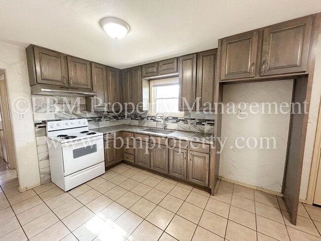 Building Photo - 4205 W Park Row Blvd