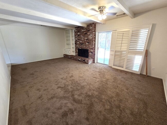 Foto del edificio - Immaculate 5 Bedroom 2.5 Bath Home Near Visalia Country Club