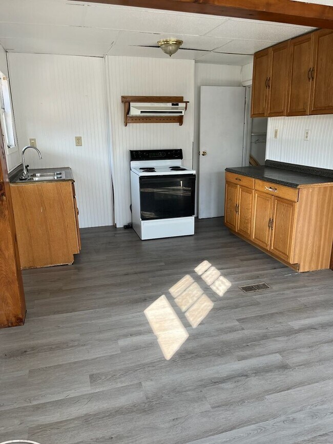 Building Photo - Two Bedroom Townhouse