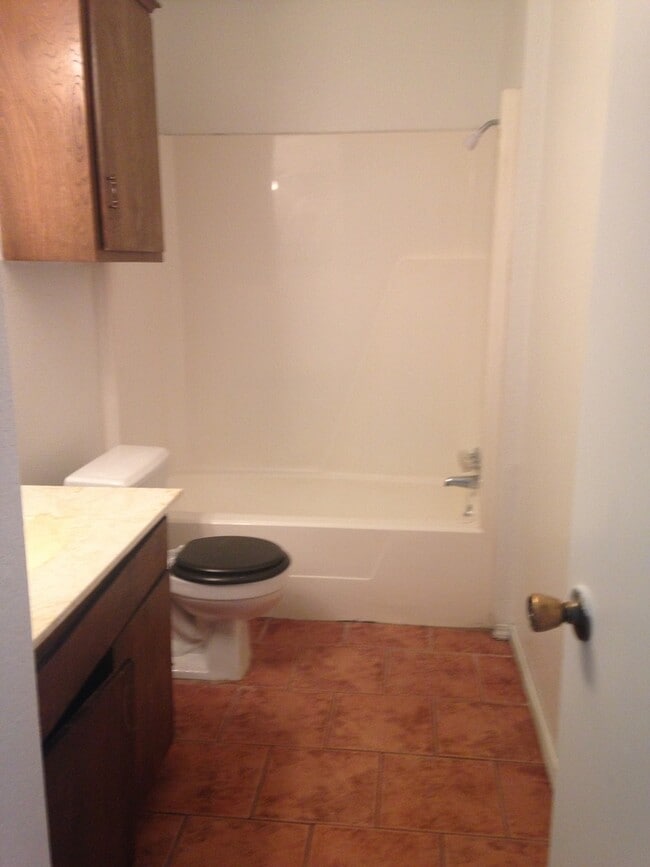 Building Photo - 3 bedroom 2 bath Duplex