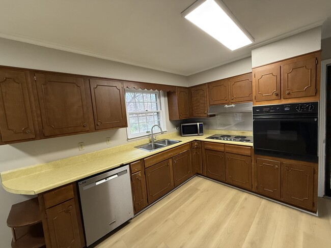 Building Photo - 565 Paris St