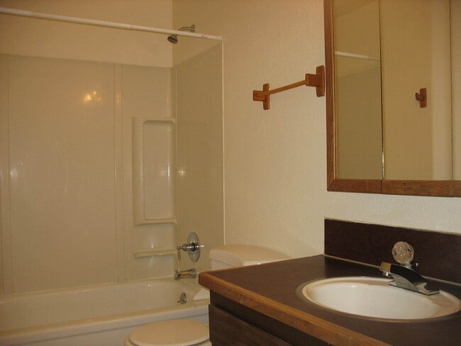 Building Photo - 3bed, 1.5bath, 1,050sq.ft. Single family home with garage