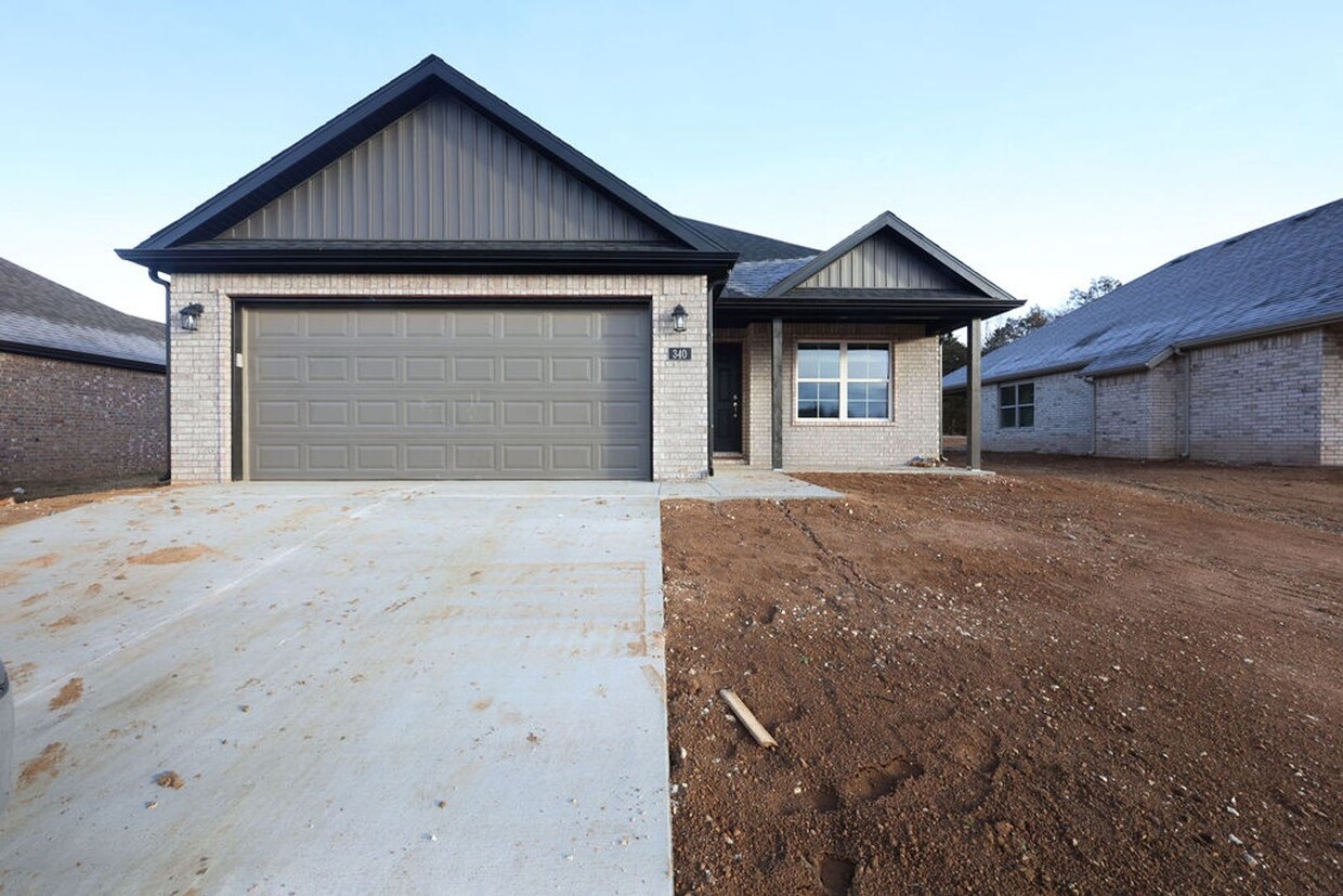 Foto principal - Stunning BRAND NEW Home, Fenced Yard, All ...