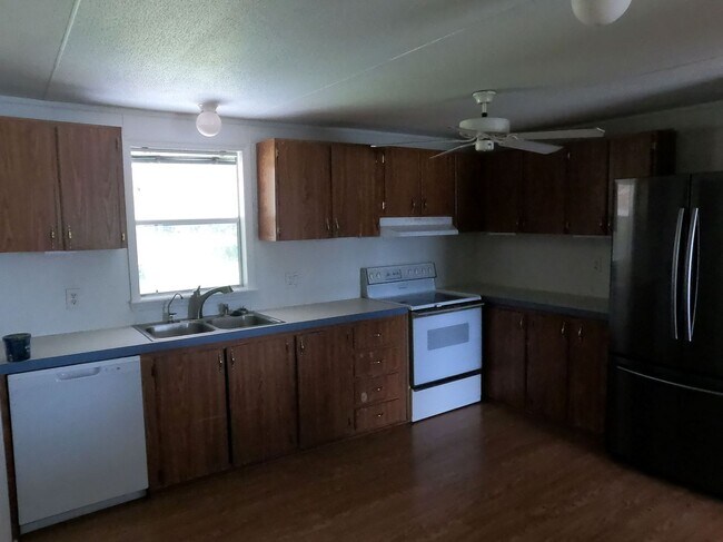Building Photo - Private 3 Bedroom 2 Bath on 2.4 AC in Sain...