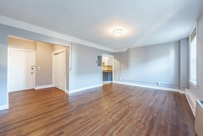 Building Photo - Spacious 1BR Condo with Utilities Included at Kimball Towers