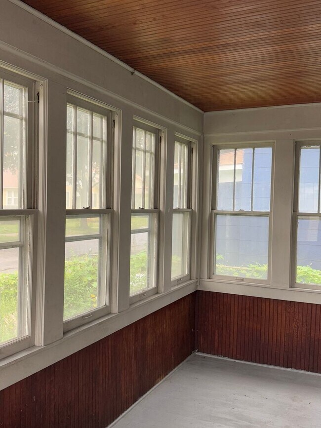 Foto del edificio - 914 Lawson Ave E