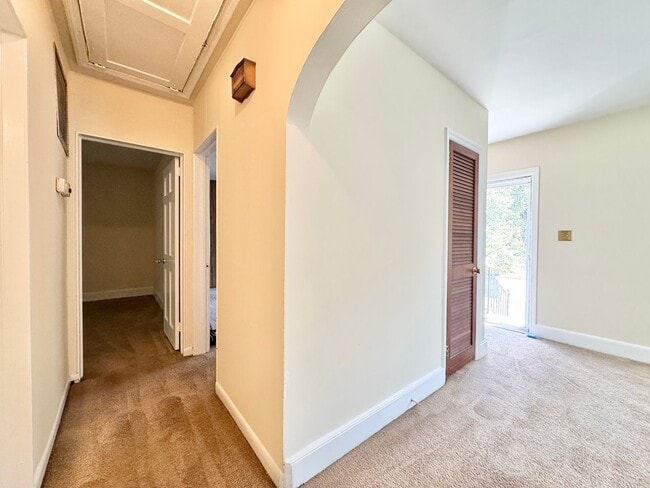 Building Photo - Adorable 3 Bedroom - Convenient to Market ...