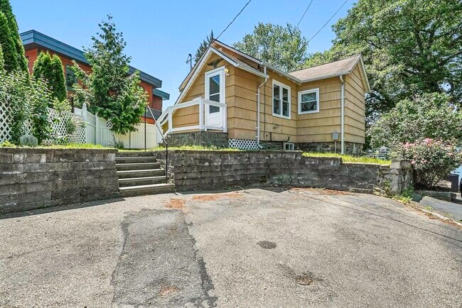 Building Photo - 35 Canna Dr