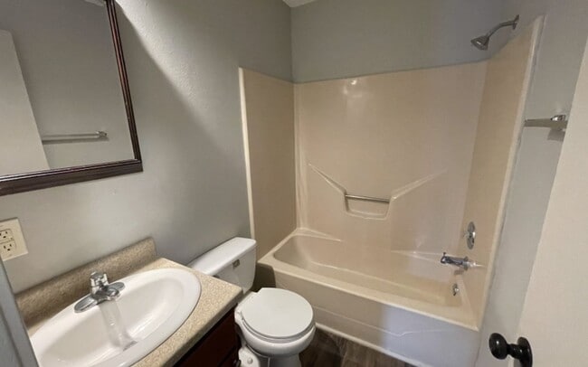 Building Photo - Large 2 bedroom 1 bathroom duplex