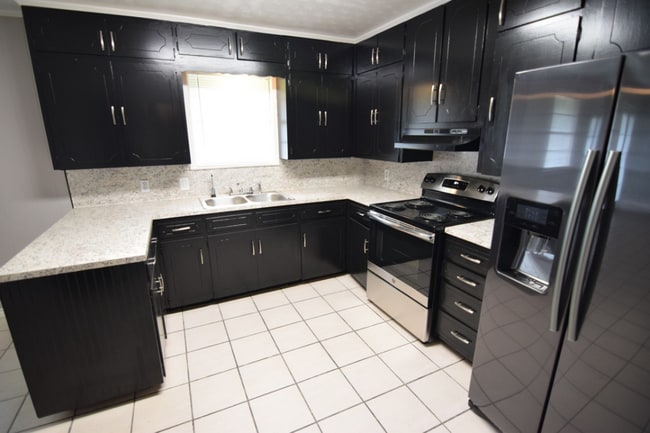 Building Photo - 3021 Shady Hill Dr