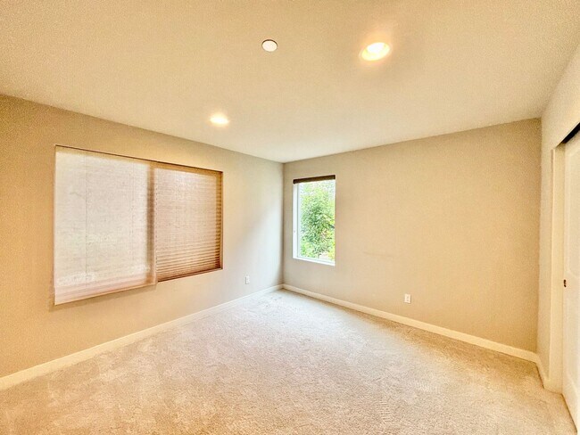 Building Photo - Luxury Townhome with mini-split AC