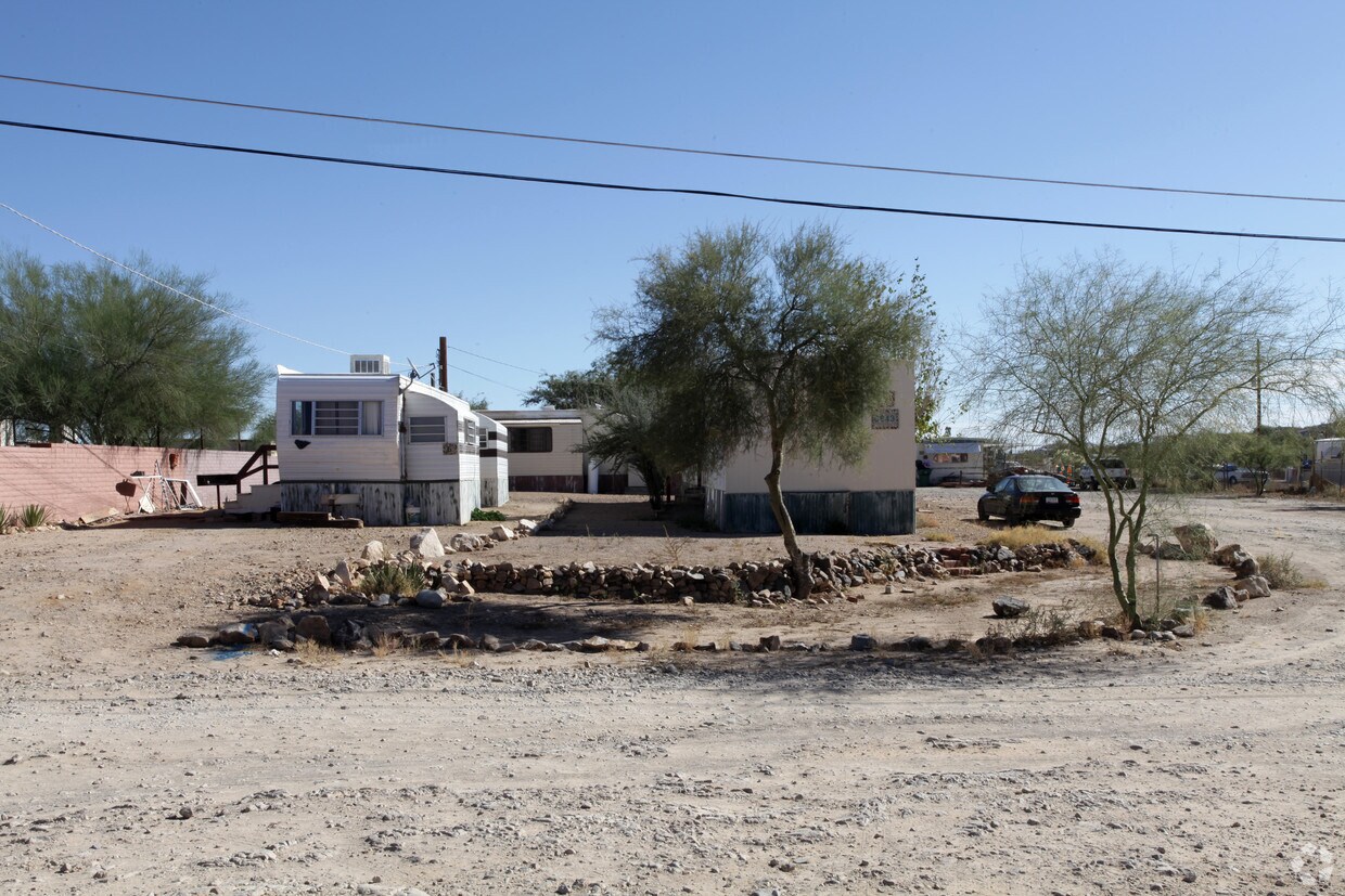 Foto del edificio - 6 Space Mobile Home Park