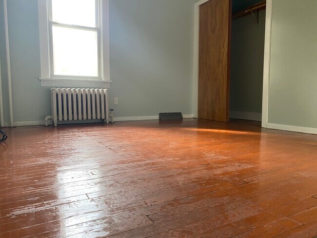 Bad room 16/13 - 1061 Washington Ave